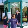 Urban_Nature_Explora-Edicola_del_WWF_con_visitatori-600x450